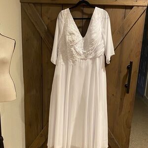 Elegant White V-Neck Dress